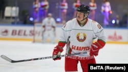 Президент Беларуси Александр Лукашенко во время игры в хоккей.