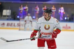 Лукашенко бере участь в аматорській грі з хокею. Хокейні турніри у Білорусі продовжуються попри пандемію COVID-19. Мінськ
