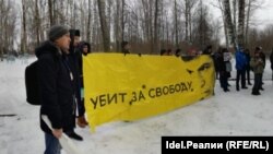 Участники акции памяти Бориса Немцова в Чебоксарах