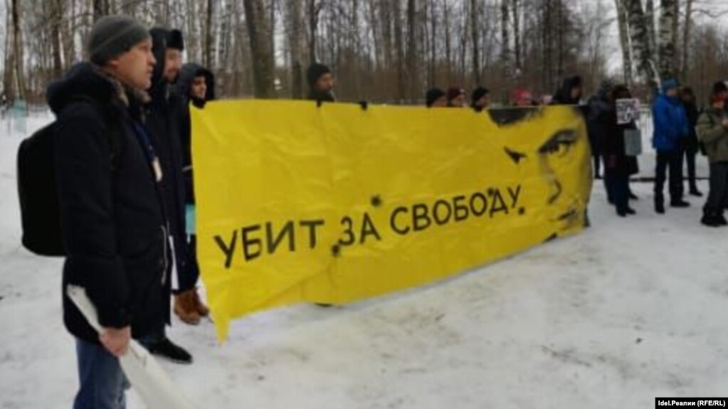 Участники акции память Бориса Немцова в Чебоксарах