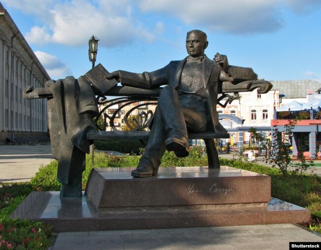 Пам'ятник письменнику Уласу Самчуку на Театральному майдані в місті Рівному