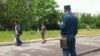 Сотрудник ташкентской милиции наблюдает за прохожими.
