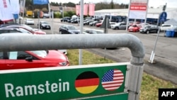 Німецький та американський прапори зображені на рекламному банері в місті Рамштайн поблизу найбільшої американської авіабази в Європі Рамштайн, західна Німеччина, 26 лютого 2025 року.