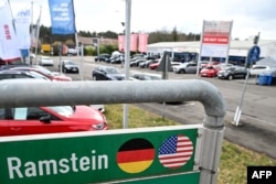 Прапори Німеччини та США зображені на рекламному банері в місті Рамштайн поблизу однойменної авіабази, Німеччина, 26 лютого 2025 року