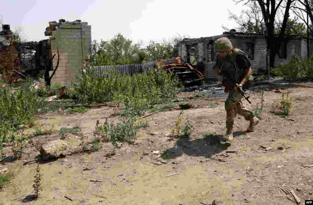 Український вояк біжить до укриття під вогнем снайпера, село Луганське, Донецька область, 1 серпня 2015 року