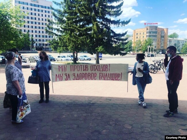 Во время слушаний в Степногорске часть собравшихся на улице жителей растянули плакат с надписью: «Мы против отходов! Мы за здоровое будущее!» 14 июня 2021 года. Степногорск.