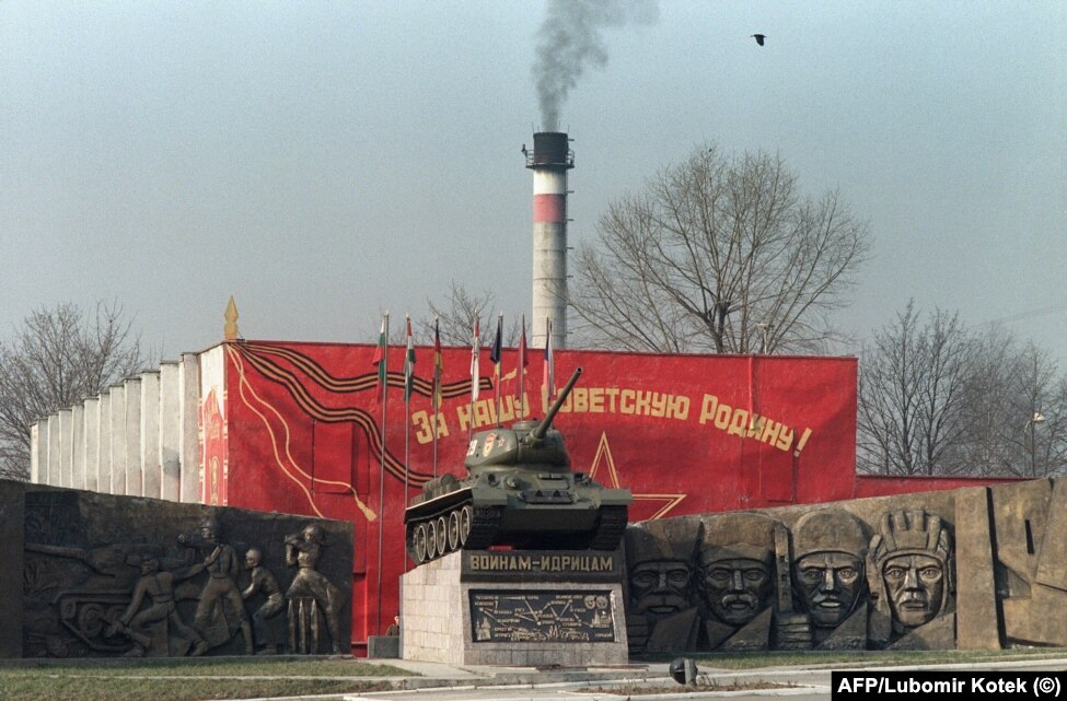 Një monument sovjetik në Milovice në shkurt të vitit 1990.