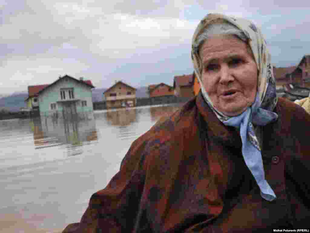 Tima Hakić morala je napustiti svoju kuću, 02.12.2010. Foto: Midhat Poturović 