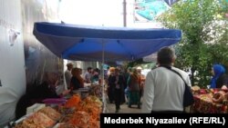 Ош шаарындагы ифтар базары чоң жолдун боюна жайгашкан.
