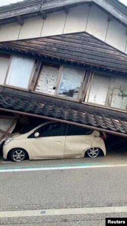  Автомобил е затиснат под срутена къща след земетресението в град Шика 