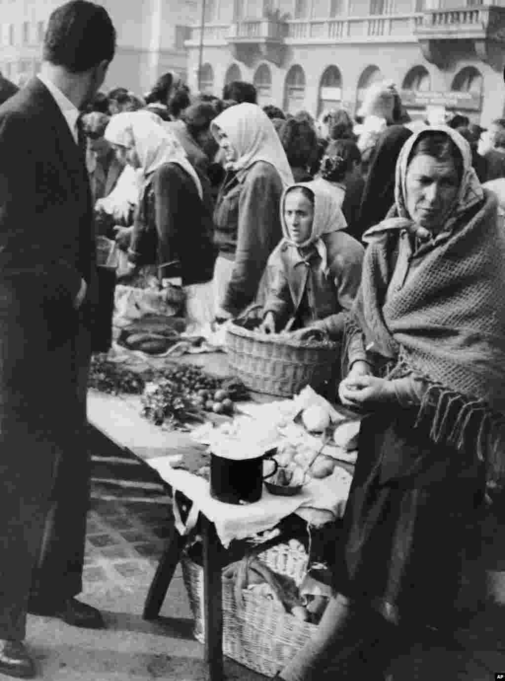 Белградски пазар во 1950 година, кога тензиите со Советскиот сојуз доведоа до трговска блокада, недостиг на храна и страв од воена инвазија. Тито во тоа време вршеше безмилосни репресии врз оние што се сметаа дека имале симпатии спрема Советскиот сојуз. Стотици беа убиени во политичката акција, а илјадници други беа испратени во логори за принудна работа. &nbsp;