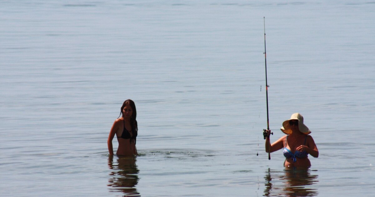 Дәрігер жалаңаш қызға клизма жасайды.