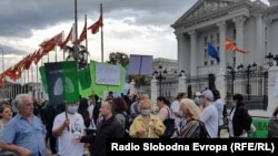 Граѓани се собираат пред Владата за да учествуваат на најавениот марш.