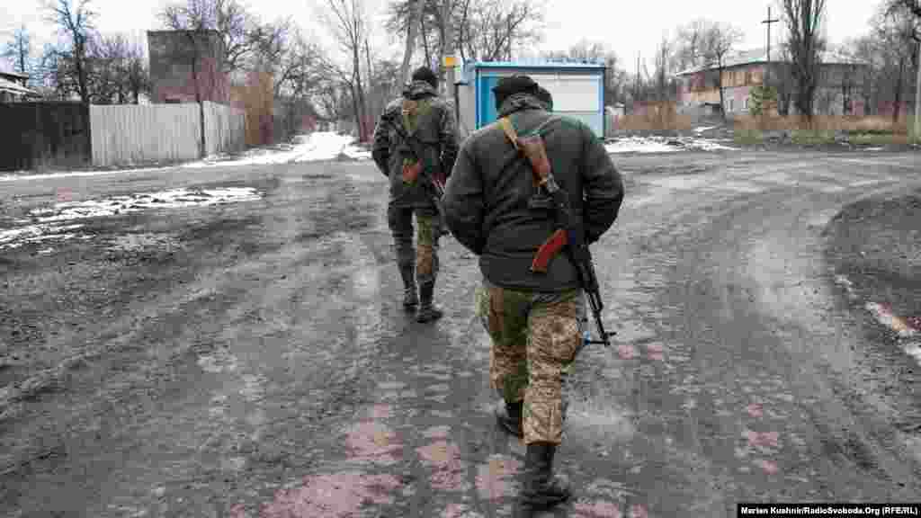 Селищем бажано пересуватись лише у супроводі озброєних військових. Ситуація непевна, та й ДРГ тут не рідкість