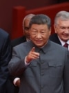 Президент Росії Володимир Путін розмовляє з китайським лідером Сі Цзіньпіном перед військовим парадом на площі Тяньаньмень у Пекіні 3 вересня 2025 року
