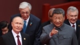 Президент Росії Володимир Путін розмовляє з китайським лідером Сі Цзіньпіном перед військовим парадом на площі Тяньаньмень у Пекіні 3 вересня 2025 року