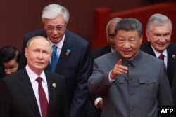 Очільник Росії Володимир Путін (ліворуч) розмовляє з президентом Китаю Сі Цзіньпіном під час параду з нагоди 80-ї річниці Перемоги. Пекін, Китай