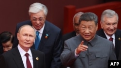 Президент Росії Володимир Путін розмовляє з китайським лідером Сі Цзіньпіном перед військовим парадом на площі Тяньаньмень у Пекіні 3 вересня 2025 року