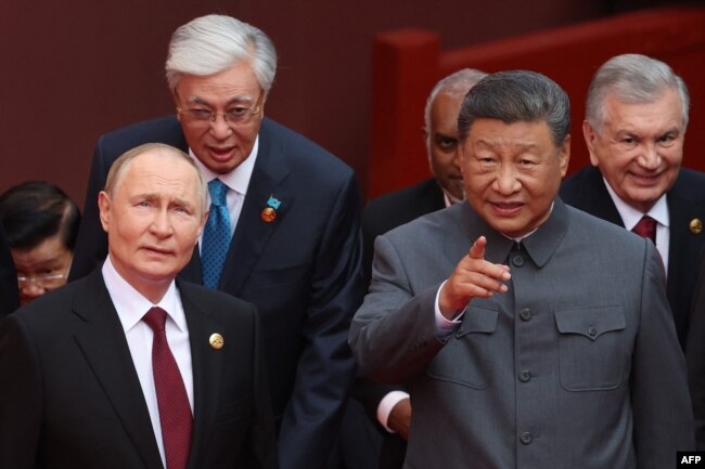Президент Росії Володимир Путін розмовляє з президентом Китаю Сі Цзіньпіном перед військовим парадом, присвяченим 80-й річниці перемоги над Японією та завершенню Другої світової війни, у Пекіні 3 вересня 2025 року