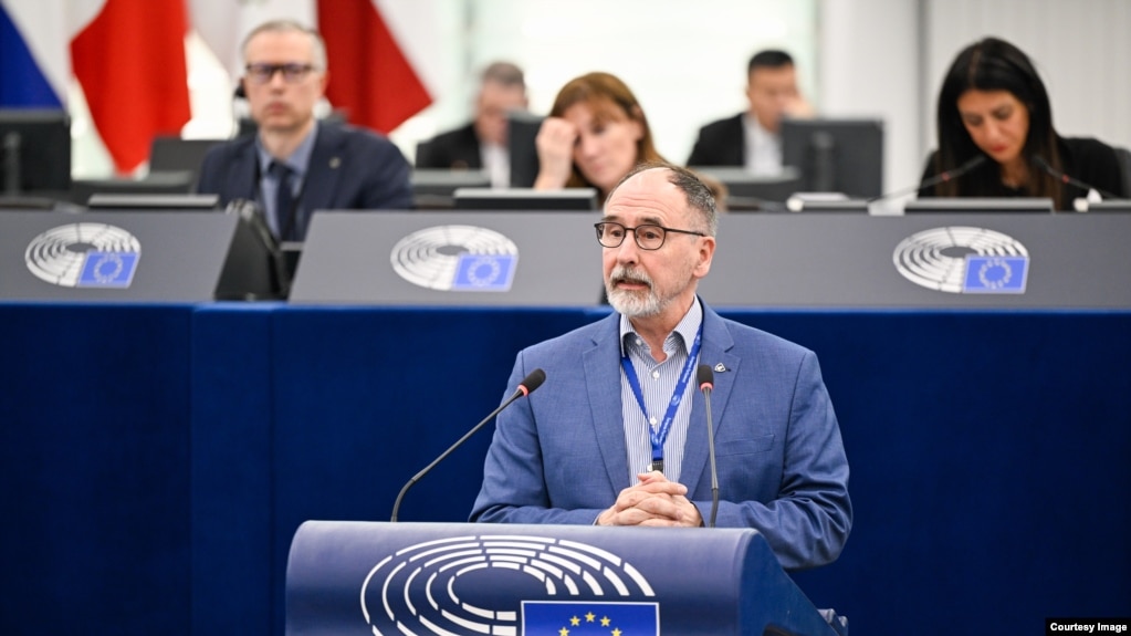 Дебати в Європарламенті про забезпечення відповідальності та правосуддя у відповідь на постійні напади Росії на цивільне населення в Україні. Виступає фінський євродепутат Пекка Товері. Страсбург, Франція, 28 квітня 2026 року