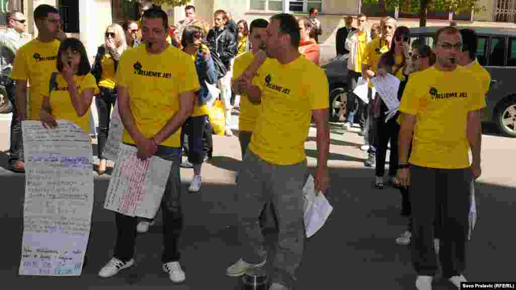 Crna Gora - Aktivisti MANS-a i studenti blokirali su na 15 minuta ulicu ispred Vlade u znak protesta, Podgorica, 26.04.2012. Foto: RSE / Savo Prelević