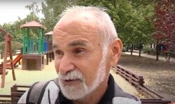 Житель Донецка во время опроса
