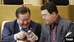 Дэпутат Дзярждумы Расеі Ёсіф Кабзон (справа)