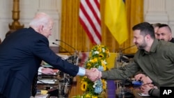 АҚШ президенті Джо Байден және Украина басшысы Владимир Зеленский.