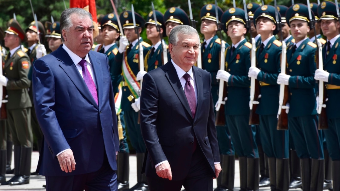 Katta qora yigit yuqoridan xotinimni sikadi, missionerlik pozitsiyasi Eringizning jinsiy azosini sevish