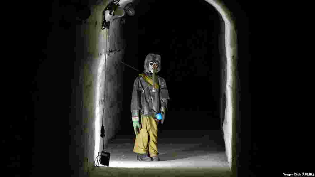Макет ребенка в противогазе в подземном&nbsp;противоатомном убежище высшей категории защиты в Севастополе&nbsp; Больше фото с бункера &ndash; в фотогалерее