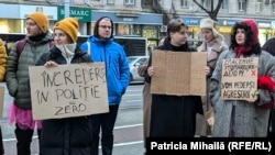 Mesaje de la protestul de solidaritate „În fuste și tocuri”. Romana (mijloc) a venit pentru a-l susține pe Franz, dar și pentru că îi este familiară hărțuirea stradală.