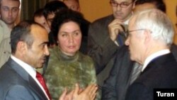 Aydan Uayt Əli Həsənovla fikir mübadiləsi aparır, 19 sentyabr 2007