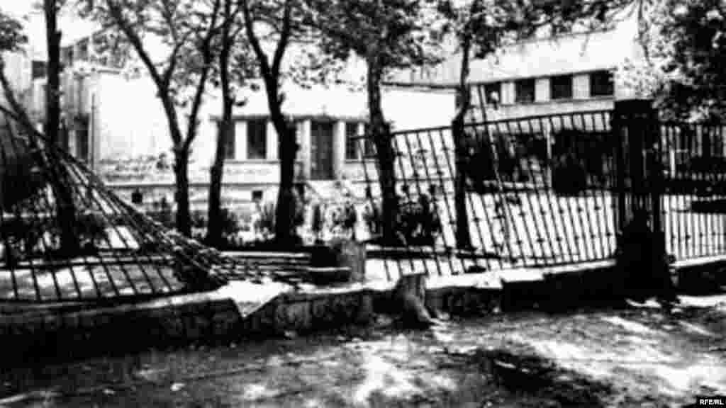 آمار کشته&zwnj;شدگان انقلاب ایران نزدیک به ۷۰ برابر کم&zwnj;تر از آمار کشته&zwnj;شدگان جنگ ایران و عراق (و کسانی که به دلایل مربوط به جنگ جان خود را از دست دادند) است.