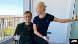 Iulia și Alexei Navalnîi la spitalul Charite din Berlin, Germania, unde Alexei era tratat după ce fusese victima unei tentative de otrăvire cu Noviciok. Poză postată de cuplu pe contul de Instagram, pe 21 septembrie 2020. 