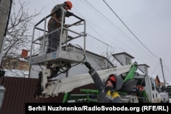 Ремонтники в Киеве восстанавливают линии электропередачи, поврежденные российскими ударами