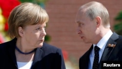 German Chancellor Angela Merkel (left) said she maintains "regular contact" with Russian President Vladimir Putin for the sake of resolving conflicts like that in Syria.