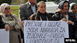 Protest članova Udruženja logaša i civilnih žrtava rata s područja opštine Ključ isred zgrade Suda BiH zbog ukidanja pritvora Marku Adamoviću, jednom od trojice optužinih za zločine u Ključu, novembar 2009, foto: Midhat Poturović