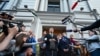 Liderul partidului Iabloko, Nikolai Rîbakov, se adresează presei în fața Curții Supreme a Rusiei din Moscova, pe 10 august 2026.