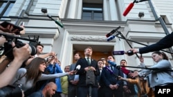 Lider stranke Jabloko Nikolaj Ribakov razgovara sa medijima ispred Vrhovnog suda Rusije u Moskvi 10. avgusta 2026. godine.