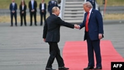 ABŞ prezidenti Donald Tramp rusiyalı həmkarı Vladimir Putini Alyaskada qarşılayır.