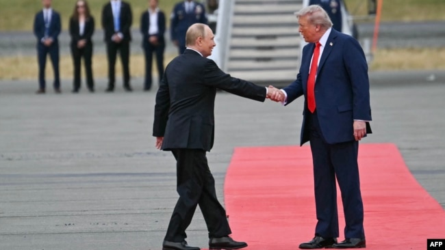 ABŞ prezidenti Donald Tramp rusiyalı həmkarı Vladimir Putini Alyaskada qarşılayır.