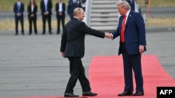 Президент США Дональд Трамп вітає президента Росії Володимира Путіна на злітній смузі після їхнього прибуття на спільну базу Елмендорф-Річардсон в Анкориджі, Аляска, 15 серпня 2025 року.