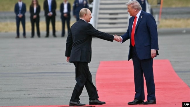 Президент США Дональд Трамп вітає президента Росії Володимира Путіна на злітній смузі після їхнього прибуття на спільну базу Елмендорф-Річардсон в Анкориджі, Аляска, 15 серпня 2025 року