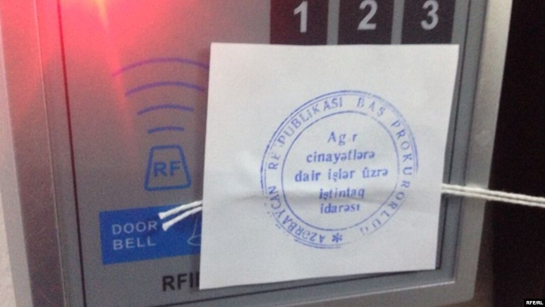 Опечатанный вход в бакинское бюро Радио Свобода
