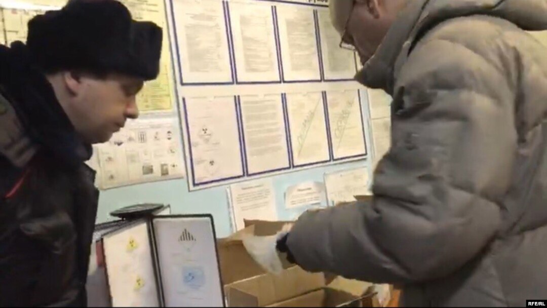 Сотрудники полиции в аэропорту "Томск" досматривают груз штаба Навального