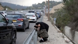اسرائیلی‌ها همزمان با شنیده شدن صدای آژیر خطر، به‌دنبال حملهٔ موشکی ایران، در حاشیه یک بزرگراه پناه گرفته‌اند