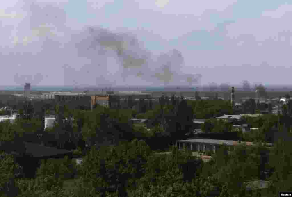 Smoke rises from Donetsk&#39;s international airport during heavy fighting between Ukrainian and pro-Russian forces on May 26.
