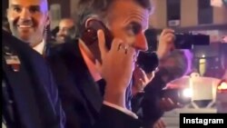 Макрон звонит Трампу. Скрин видео