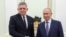 Vlagyimir Putyin orosz elnök kezet fog Robert Fico szlovák miniszterelnökkel 2024. december 22-i moszkvai tárgyalásuk előtt