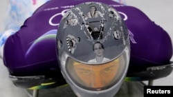 Уладзіслаў Гераскевіч у шаломе з партрэтамі загіблых спартсмэнаў падчас трэніроўкі, Мілян, 9 лютага 2026 